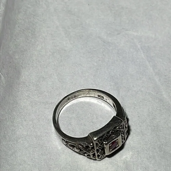 Vintage Sterling 925 Elegant Silver Ring with Purple Gemstone - Picture 2 of 6